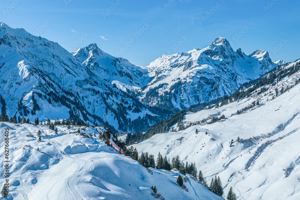 Ausblick auf die verschneiten Gipfel rund um den Hochtannbergpaß in Vorarlberg
