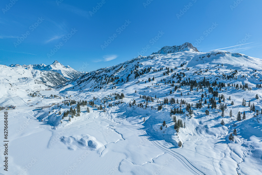 Herrlicher Wintertagi n der Arlberg-Region am Hochtannbergpaß zwischen Schröcken und Warth - obrazy, fototapety, plakaty 
