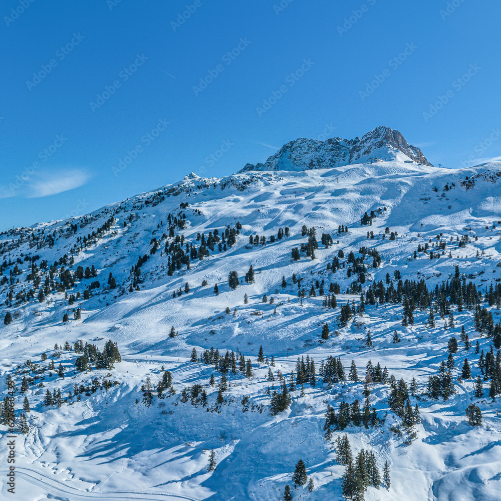 Wolkenloser Wintertag am Hochtannbergpaß in Vorarlberg, Blick auf das Skigebiet am Saloberkopf