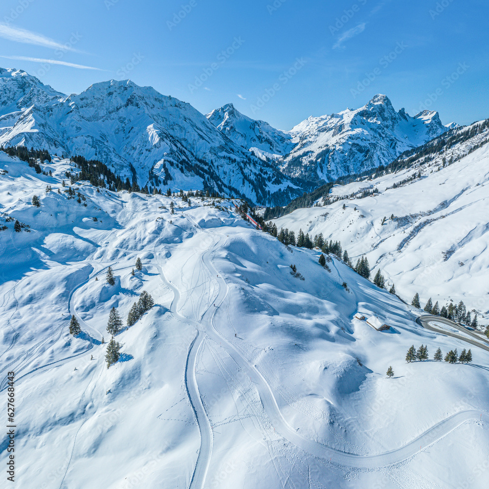 Ausblick auf die verschneiten Gipfel rund um den Hochtannbergpaß in Vorarlberg