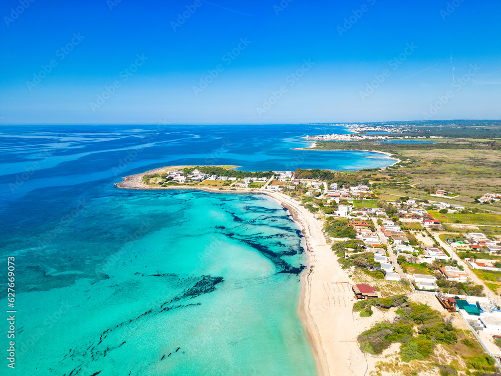 Salento, Punta Prosciutto - spiaggia bianca con il mare turchese cristallino e cielo azzurro - Puglia, Lecce, Italia