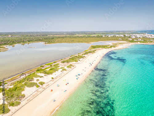 Salento, vista aerea della spiaggia e della riserva naturale Saline dei Monaci, Torre Colimena . Puglia, Taranto, Italia