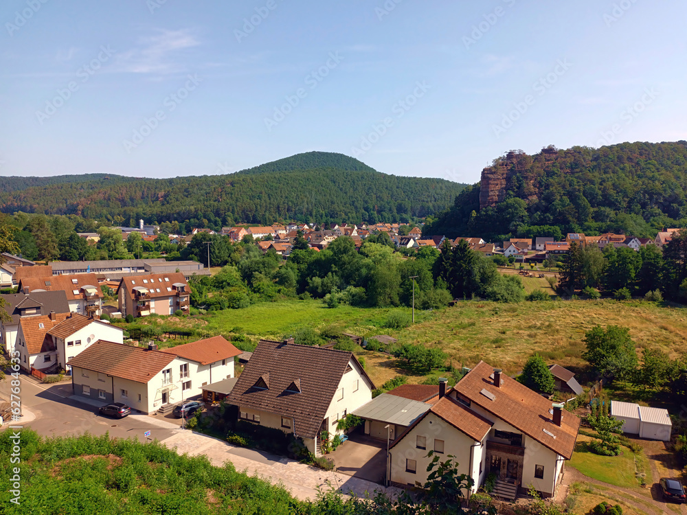 Blick auf Dahn im Landkreis Südwestpfalz, im Pfälzerwald vom Premiumwanderweg Dahner Felsenpfad und dem Premium-Spazierweg Kauert-Tour. 