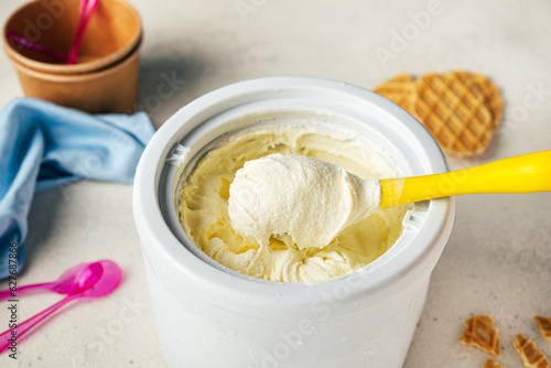 Foto Homemade vanilla ice cream in ice cream maker
