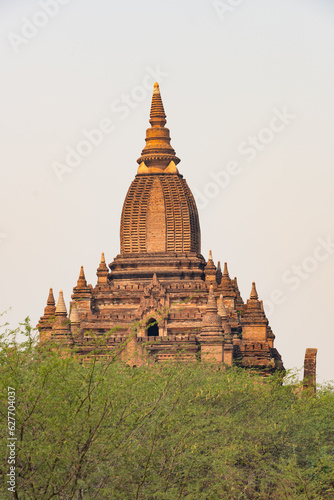 Obraz na płótnie Stunning view of the beautiful Bagan ancient city (formerly Pagan). The Bagan Archaeological Zone is a main attraction in Myanmar and over 2,200 temples and pagodas still survive today. w salonie