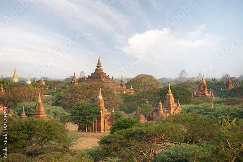 Obraz na płótnie Stunning view of the beautiful Bagan ancient city (formerly Pagan). The Bagan Archaeological Zone is a main attraction in Myanmar and over 2,200 temples and pagodas still survive today. w salonie
