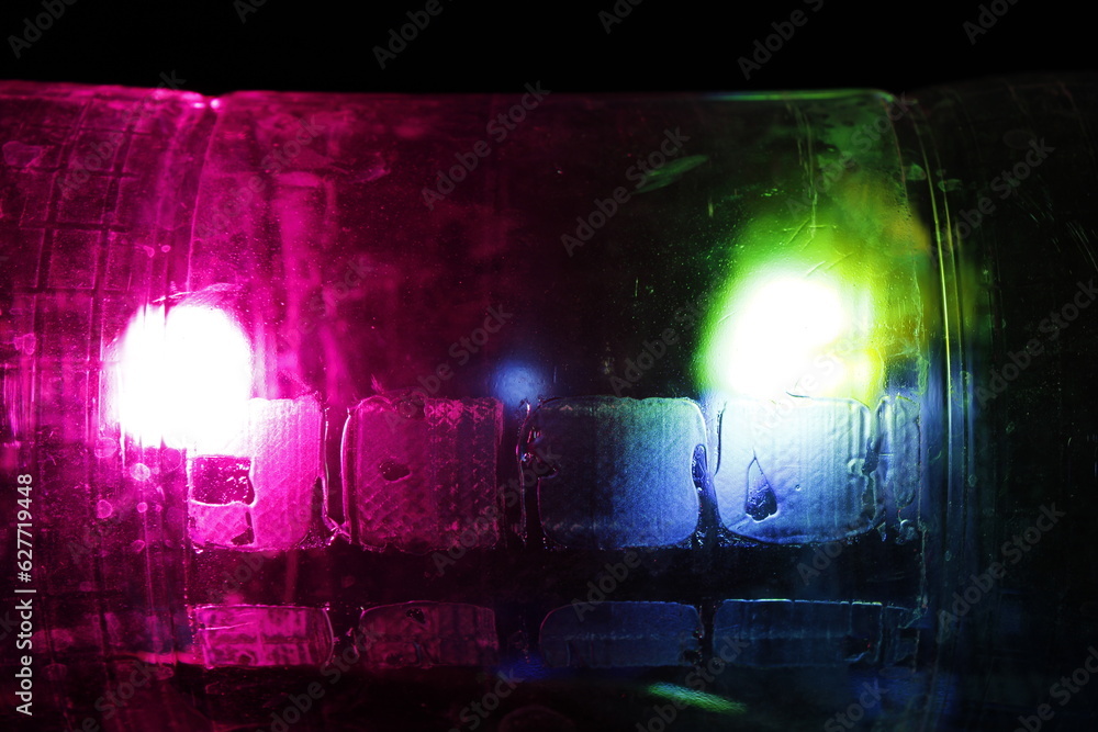 Obraz premium Objeto de plástico transparente con colores claros a contraluz, creando un espacio negro en el centro, forma un diseño abstracto original para los fondos