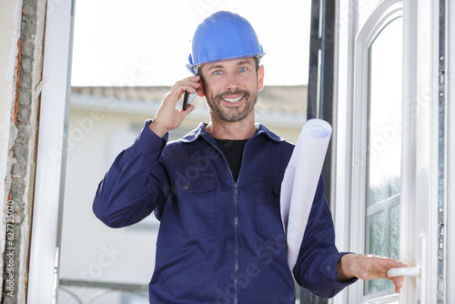 man builder records something in the phone