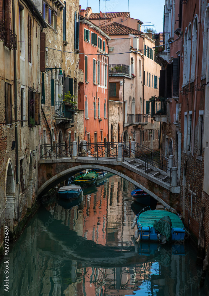 Bridge over the canal in the old town, Veneto, Venice, Italia Bridge over the canal in the old town, Veneto, Venice, Italia