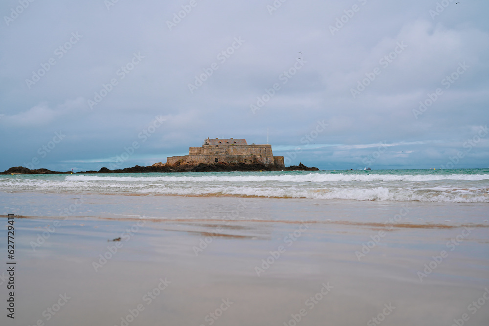 Atlantikstrand in der französischen Betragne mit einer Festungsanlage auf einer Felseninsel