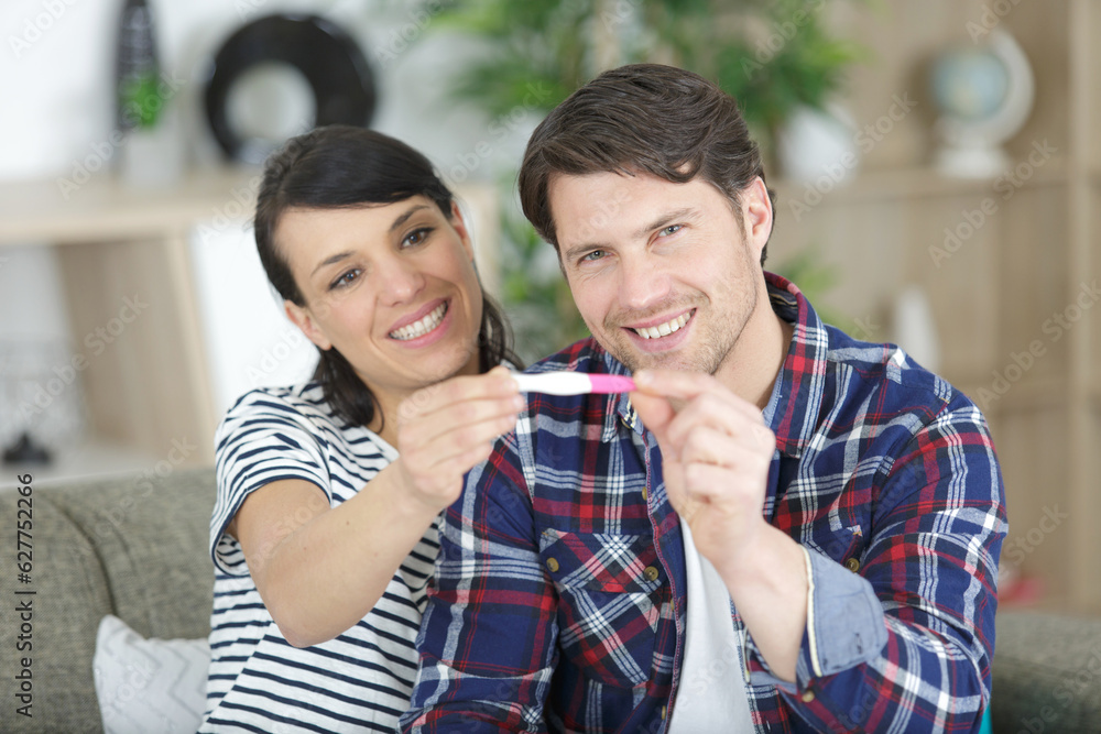 Obraz premium happy couple checking pregnancy test