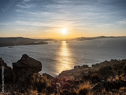 El lago Titicaca desde la isla de Amantaní en Puno, Peru