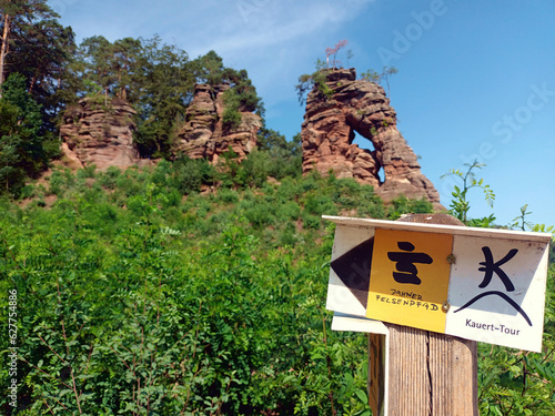 Schild vom Premiumwanderweg Dahner Fels Premiumwanderweg Dahner Felsenpfad und dem Premium-Spazierweg Kauert-Tour vor den Schillerfelsen bei Dahn im Landkreis Südwestpfalz, im Pfälzerwald. photo