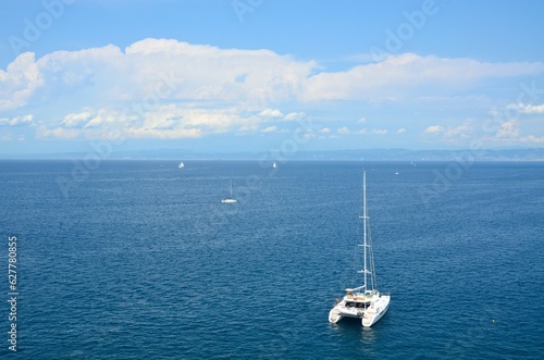 Barco navegando en el Mar Adriático frente a Piran, Eslovenia