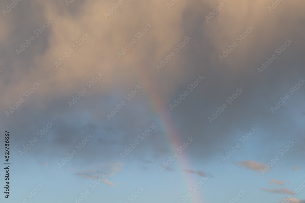un arcobaleno fra le nuvole dopo un temporale