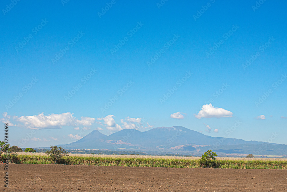 Los volcanes y las tierras de cultivos Los volcanes y las tierras de cultivos