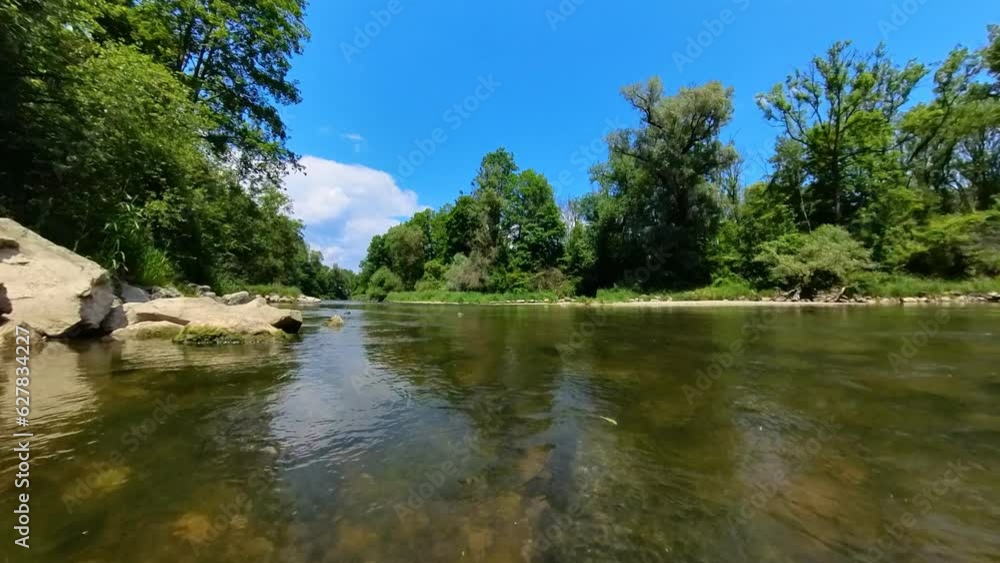 idylischer Fluss, Bäume, blauer Himmel, 4k idylischer Fluss, Bäume, blauer Himmel, 4k