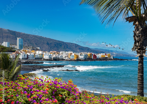 Fototapeta Naklejka Na Ścianę i Meble -  Islas Canarias.Playas de España. Paisaje de playa del pueblo Puerto de la cruz.