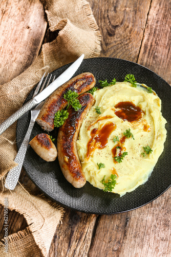 saucisses de porc en sauce avec une purée de pommes de terre, photo réelle
