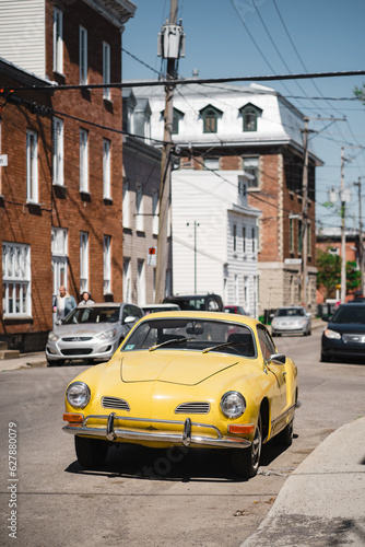 Une ancienne voiture jaune dans une rue de la ville de Qu  bec