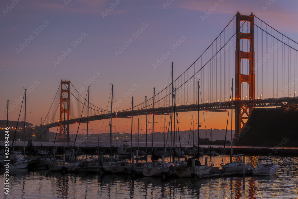 Fototapeta premium Golden Gate Bridge at sunset with marina in foreground and pink clouds