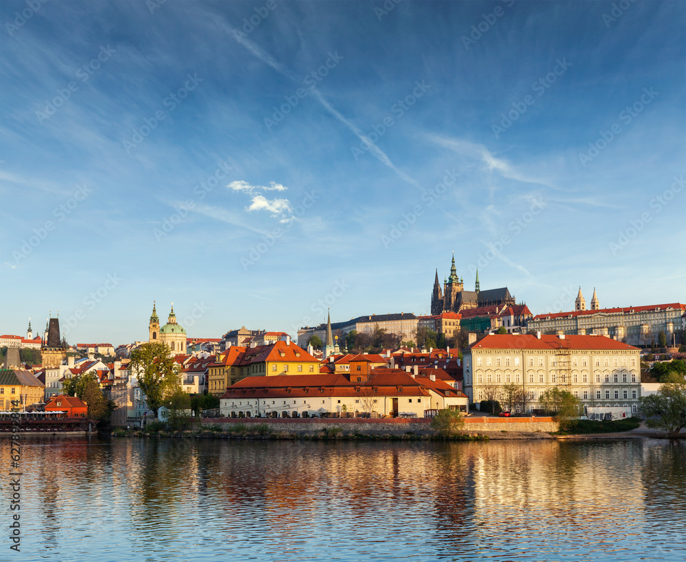 Obraz premium View Gradchany (Prague Castle) and St. Vitus Cathedral over Vltava river on sunset