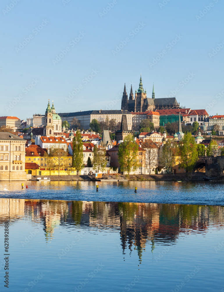Obraz premium View of Charles bridge over Vltava river and Gradchany