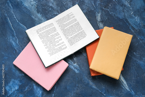 Open and closed books on da...