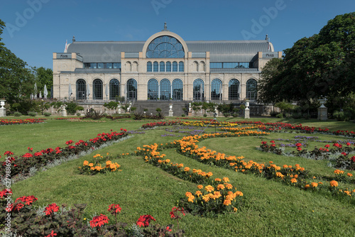 Parklandschaft mit Wiese und Blumen vor dem Historischen Gebäude der Flora in Köln