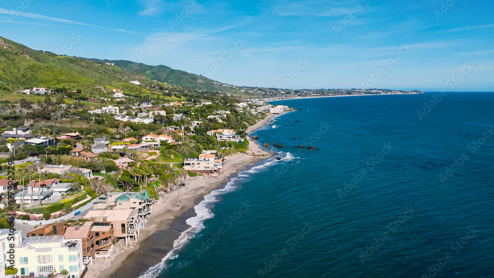 Fototapeta premium Coastal view showcasing beautiful beaches and luxurious homes along the shoreline in Malibu, California during a sunny day