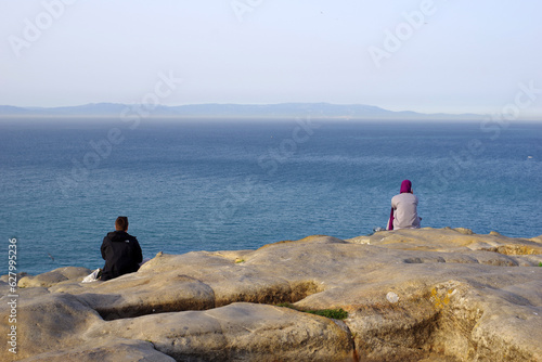 Contemplation des rivages espagnols vus depuis Tanger