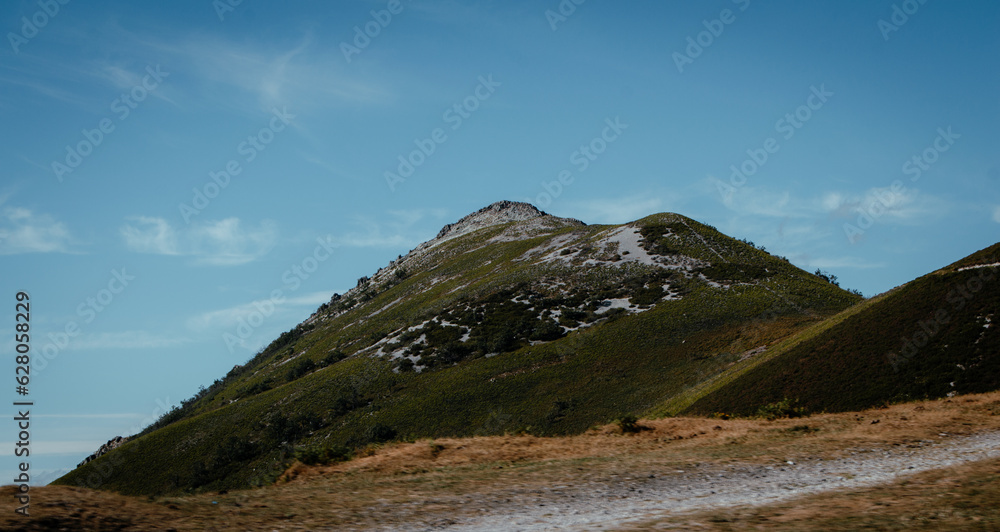 Fototapeta premium fotografía de montaña asturiana en España 