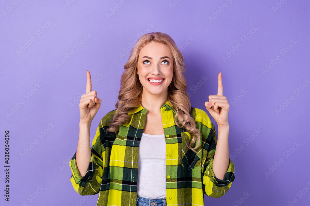 Φωτογραφία Photo of pretty lady sale manager direct fingers up empty space news ad ads adv