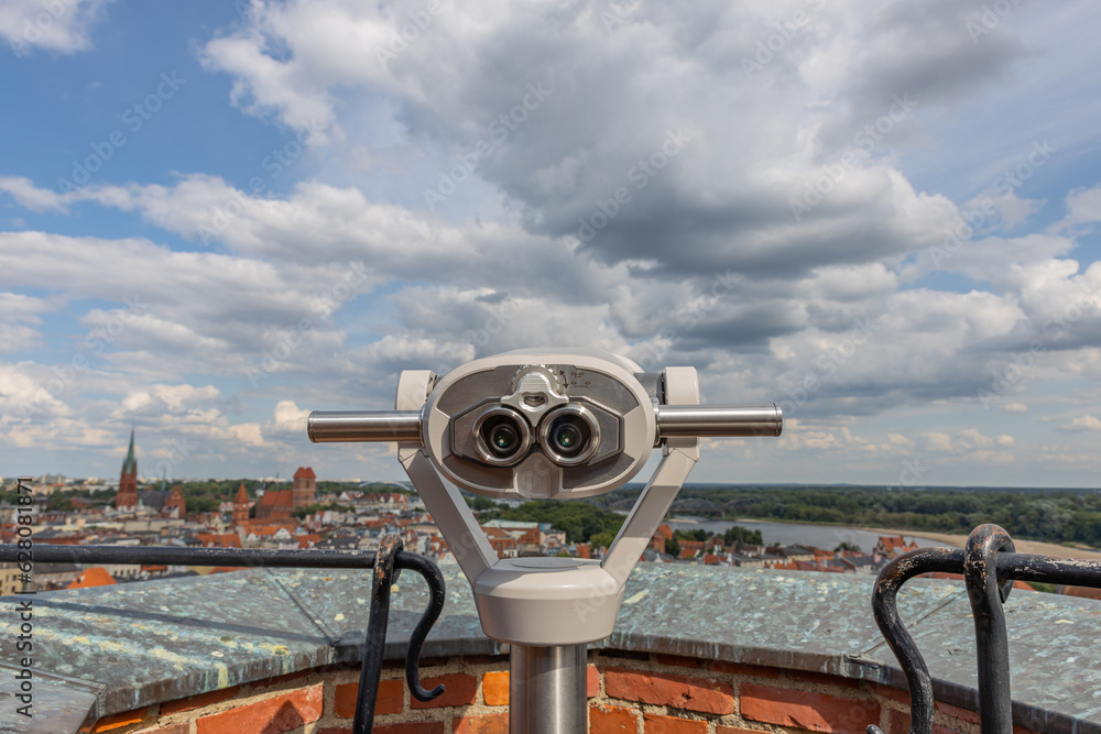 Obraz na płótnie Teleskop widokowy skierowany na panoramę miasta z czasów średniowiecza. koncepcja wakacji i spędzania wolnego czasu na podróżach do ciekawych miejsc. w salonie