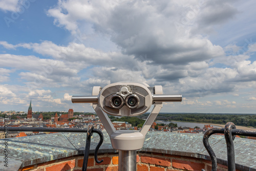 Teleskop widokowy skierowany na panoramę miasta z czasów średniowiecza. koncepcja wakacji i spędzania wolnego czasu na podróżach do ciekawych miejsc.