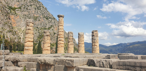 Temple d'Apollon au sanctuaire de Delphes en Grèce (Europe)	 photo