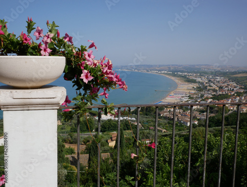 Принти на полотні Vasto - Abruzzo - Belvedere Loggia Amblingh - In the foreground a vase of colored flowers and in the background the Gulf of Vasto or golden gulf