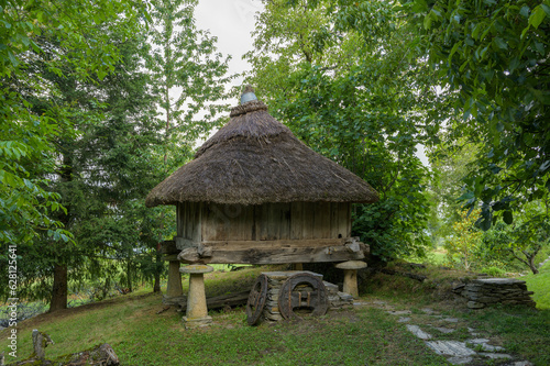 Obraz na płótnie A typical Galician Granary in the spanish countryside w salonie