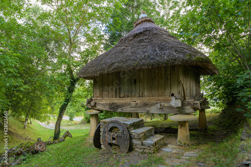 Obraz na płótnie A typical Galician Granary in the spanish countryside w salonie