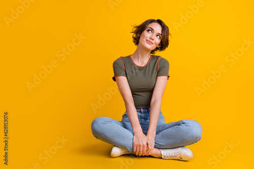 Obraz na płótnie Full length photo of cute dreamy lady wear khaki t-shirt sitting legs crossed lo
