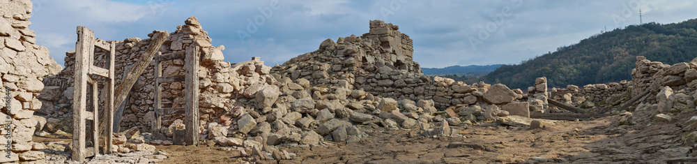 panoramica de las ruinas del pueblo de Sau en el pantano de Sau