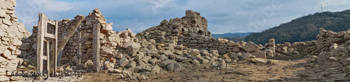 panoramica de las ruinas del pueblo de Sau en el pantano de Sau