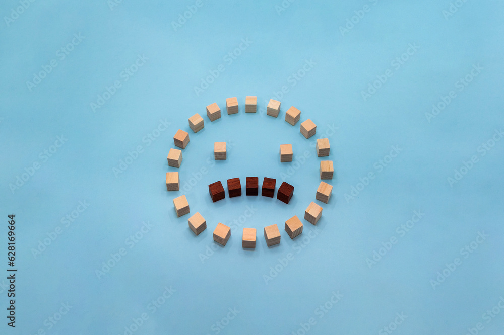 Naklejka premium ウッドキューブを並べて作った困っている表情の立体的な丸いアイコン 