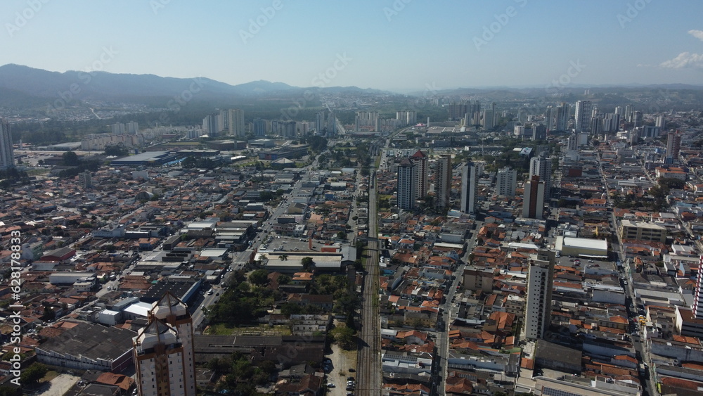 Obraz premium Visão aérea do centro urbano da cidade brasileira de Mogi das Cruzes em São Paulo
