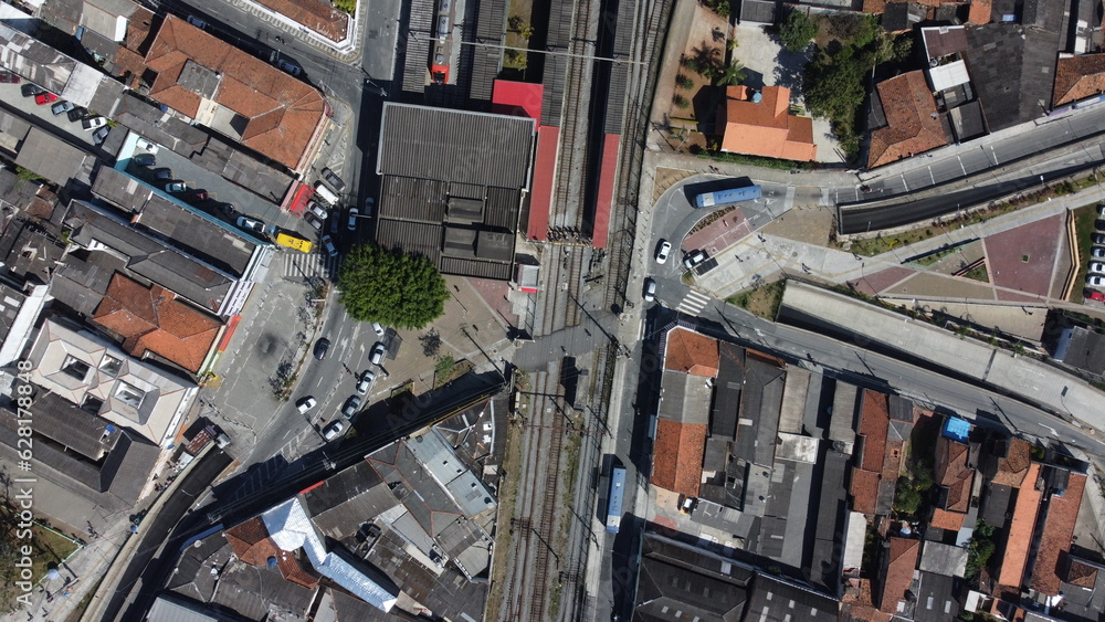 Trânsito de carros e pedestres na cidade de mogi das cruzes no Brasil. 