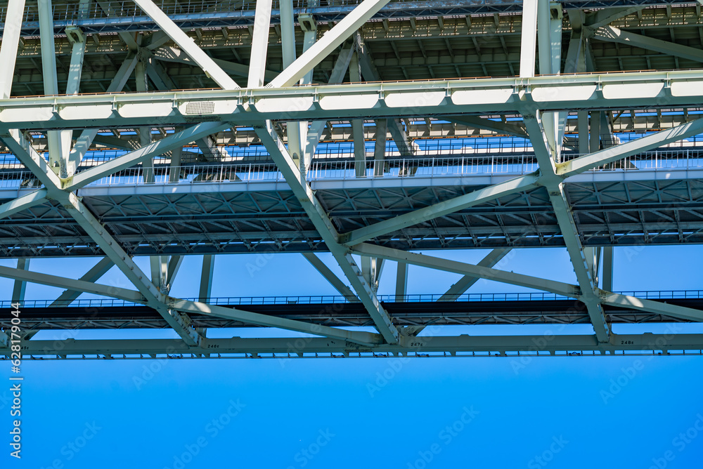 明石海峡大橋をフェリーから見上げた写真です。