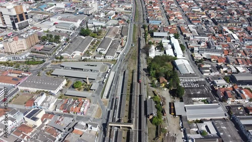 Visão aérea de um trem chegando na estação de trem da cidade de Mogi das Cruzes em SP captada do alto por um drone.  photo
