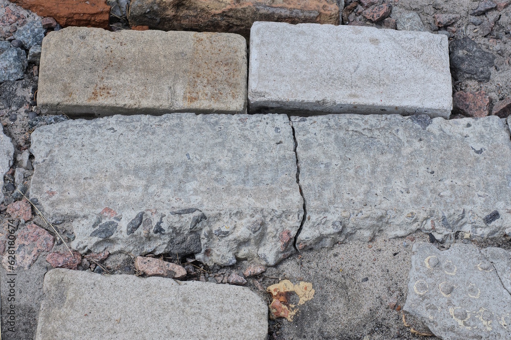Φωτογραφία texture of white gray pieces of stones with cracks on the earth on the street