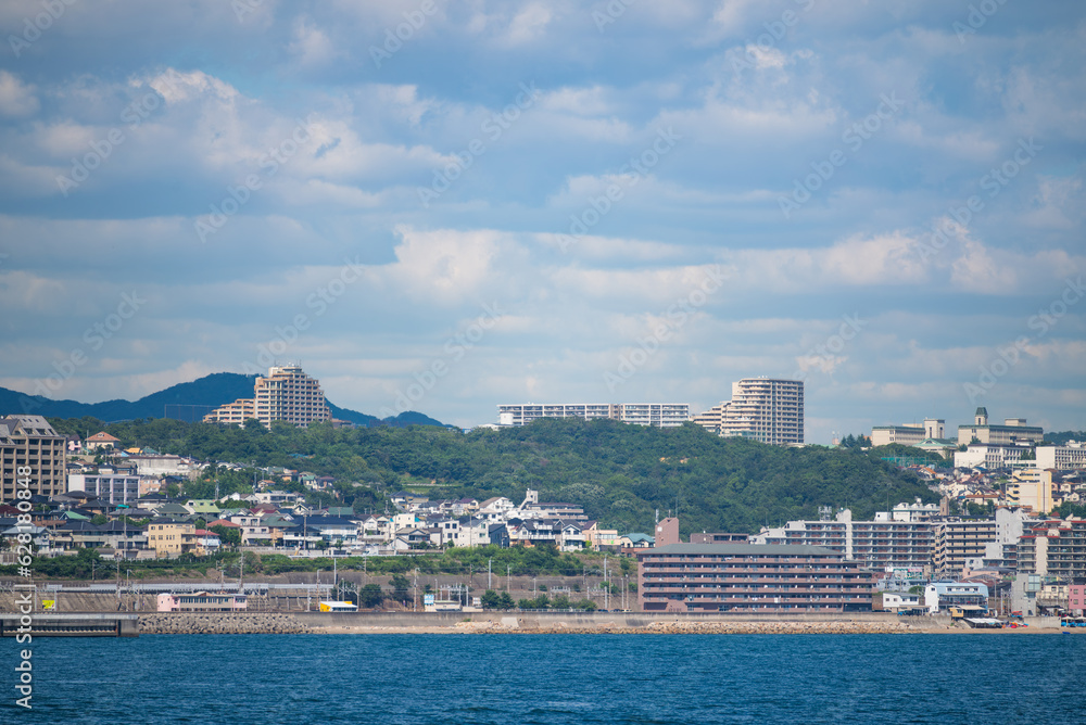淡路島から眺めた神戸の街並みと瀬戸内海の眺め