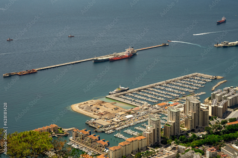 Panorama Gibraltaru, widok na miasto portowe z lotu ptaka.
